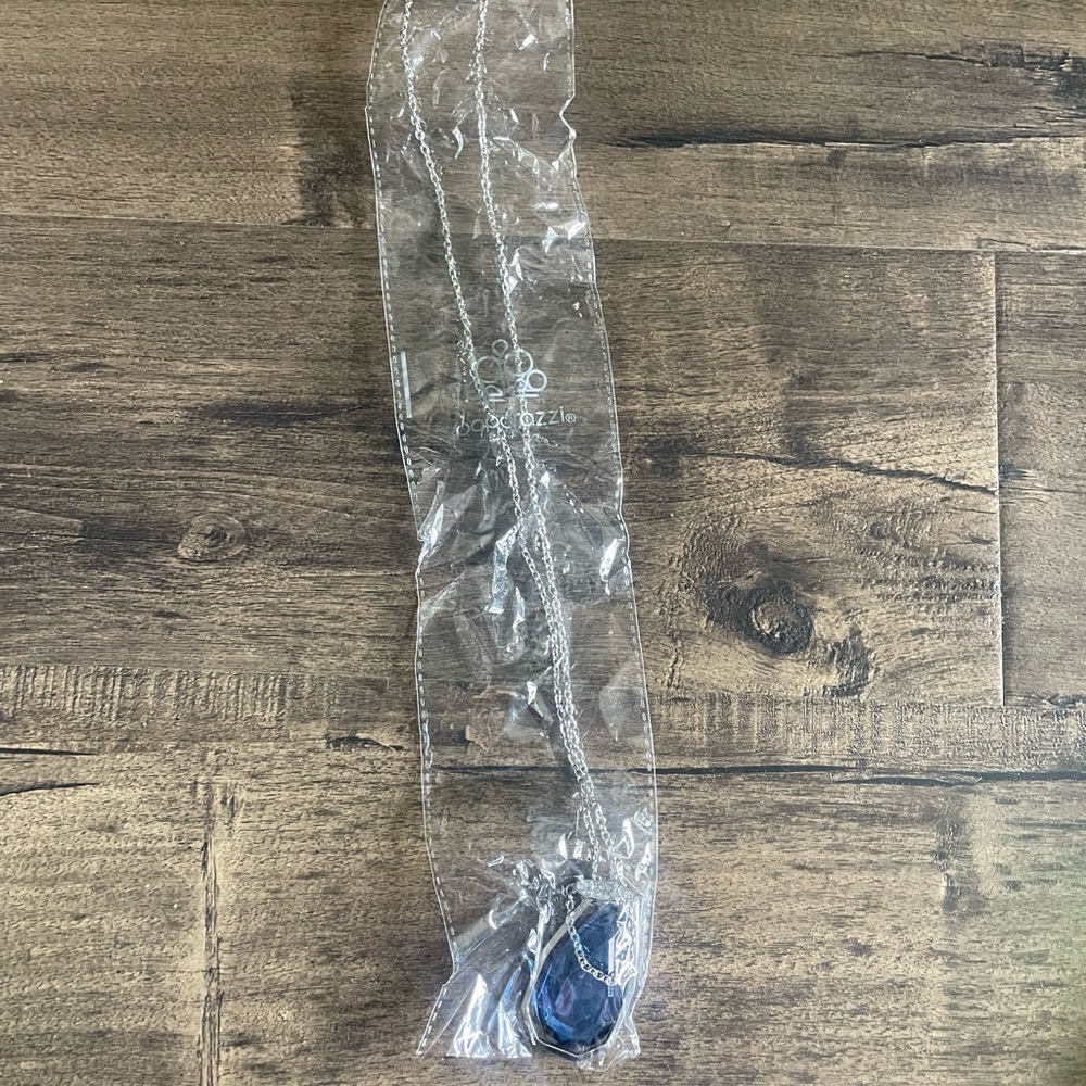 NWT blue crystal necklace